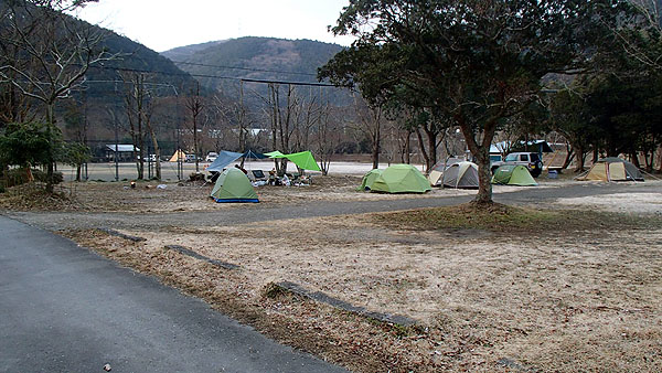 キャンプ場の寒い朝